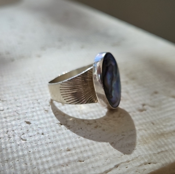 Stunning Abalone Shell Ring - Picture 3 of 6